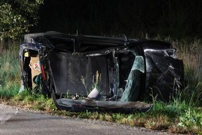 Auto �berschlagen: PKW bei schwerem Unfall nahe Aichkirchen durch drei Gemeindegebiete geschleudert