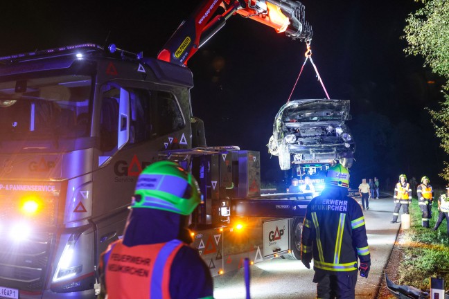 Auto �berschlagen: PKW bei schwerem Unfall nahe Aichkirchen durch drei Gemeindegebiete geschleudert