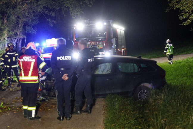 Motorblock herausgerissen: Auto bei schwerem Verkehrsunfall in Pollham frontal gegen Baum gekracht