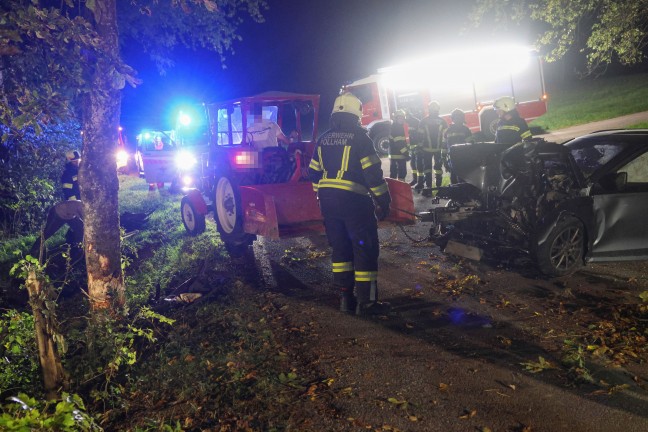 Motorblock herausgerissen: Auto bei schwerem Verkehrsunfall in Pollham frontal gegen Baum gekracht