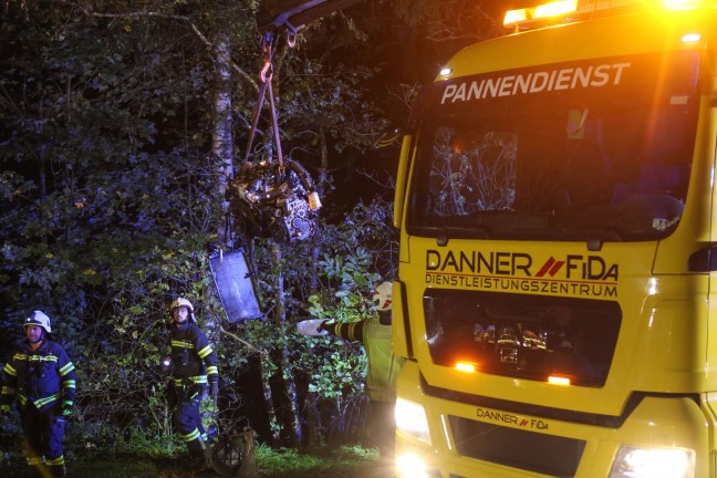 Motorblock herausgerissen: Auto bei schwerem Verkehrsunfall in Pollham frontal gegen Baum gekracht