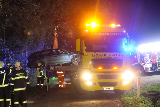 Motorblock herausgerissen: Auto bei schwerem Verkehrsunfall in Pollham frontal gegen Baum gekracht