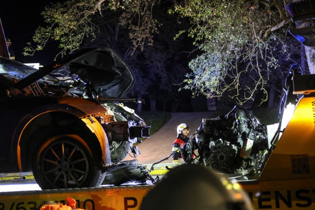 Motorblock herausgerissen: Auto bei schwerem Verkehrsunfall in Pollham frontal gegen Baum gekracht