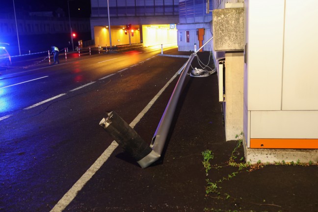 Auto steckte nach n�chtlichem Crash auf Wiener Stra�e in H�rsching regelrecht in Leitschiene fest