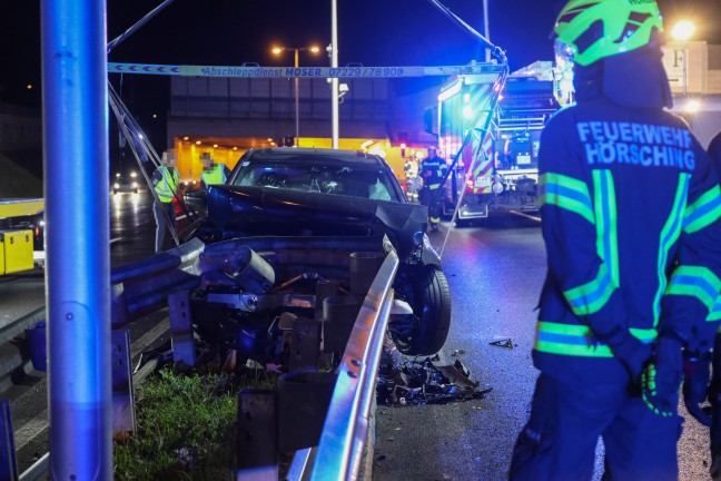 Auto steckte nach n�chtlichem Crash auf Wiener Stra�e in H�rsching regelrecht in Leitschiene fest