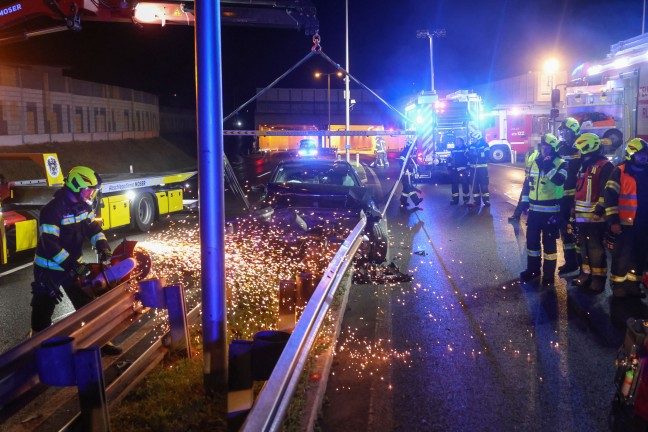 Auto steckte nach n�chtlichem Crash auf Wiener Stra�e in H�rsching regelrecht in Leitschiene fest