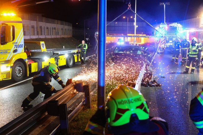 Auto steckte nach n�chtlichem Crash auf Wiener Stra�e in H�rsching regelrecht in Leitschiene fest