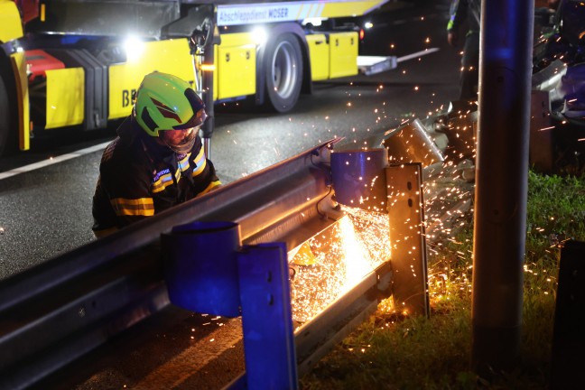 Auto steckte nach n�chtlichem Crash auf Wiener Stra�e in H�rsching regelrecht in Leitschiene fest