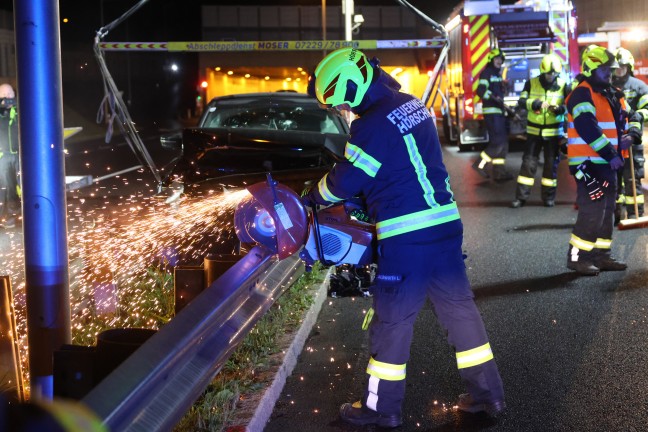 Auto steckte nach n�chtlichem Crash auf Wiener Stra�e in H�rsching regelrecht in Leitschiene fest