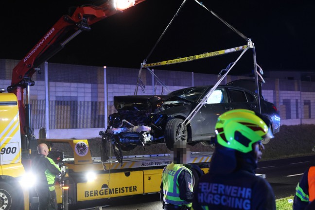 Auto steckte nach n�chtlichem Crash auf Wiener Stra�e in H�rsching regelrecht in Leitschiene fest
