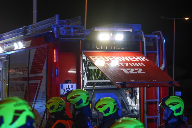 Auto steckte nach n�chtlichem Crash auf Wiener Stra�e in H�rsching regelrecht in Leitschiene fest