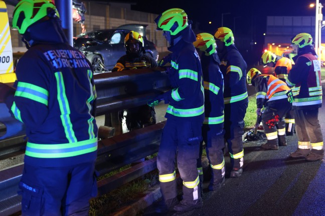 Auto steckte nach n�chtlichem Crash auf Wiener Stra�e in H�rsching regelrecht in Leitschiene fest
