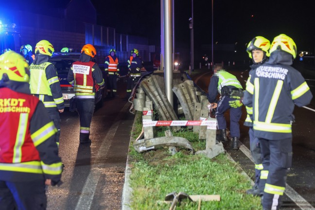 Auto steckte nach n�chtlichem Crash auf Wiener Stra�e in H�rsching regelrecht in Leitschiene fest