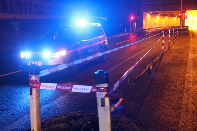 Auto steckte nach n�chtlichem Crash auf Wiener Stra�e in H�rsching regelrecht in Leitschiene fest