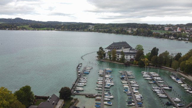 Sch�rfling am Attersee: Feuerwehr und Wasserrettung zu Personenrettung an den Attersee alarmiert