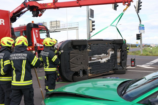 Auto �berschlagen: Schwerer Kreuzungscrash auf Wiener Stra�e in H�rsching beziehungsweise Traun