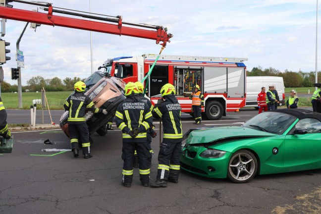 Auto �berschlagen: Schwerer Kreuzungscrash auf Wiener Stra�e in H�rsching beziehungsweise Traun