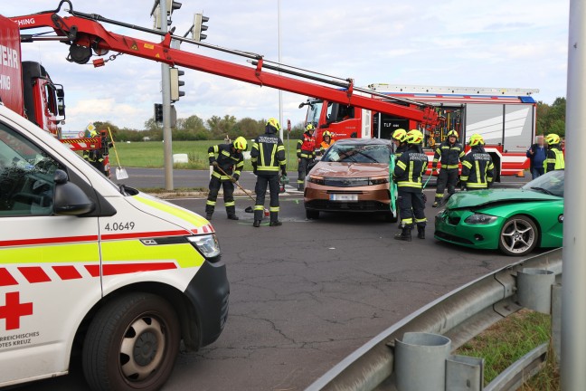 Auto �berschlagen: Schwerer Kreuzungscrash auf Wiener Stra�e in H�rsching beziehungsweise Traun