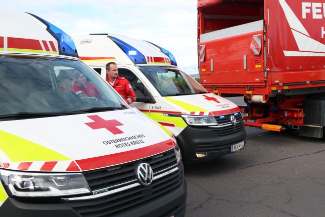Auto �berschlagen: Schwerer Kreuzungscrash auf Wiener Stra�e in H�rsching beziehungsweise Traun