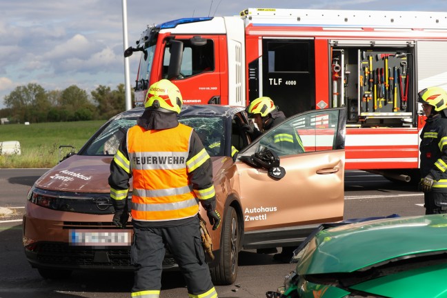 Auto �berschlagen: Schwerer Kreuzungscrash auf Wiener Stra�e in H�rsching beziehungsweise Traun