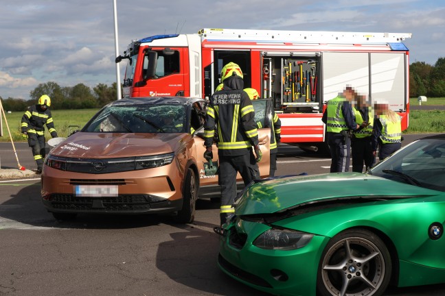 Auto �berschlagen: Schwerer Kreuzungscrash auf Wiener Stra�e in H�rsching beziehungsweise Traun