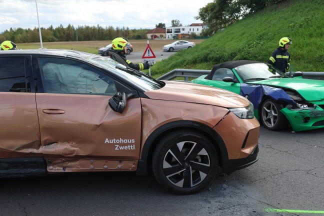 Auto �berschlagen: Schwerer Kreuzungscrash auf Wiener Stra�e in H�rsching beziehungsweise Traun