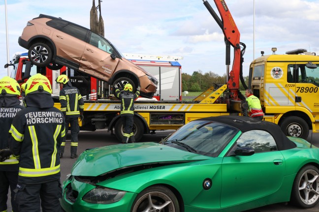 Auto �berschlagen: Schwerer Kreuzungscrash auf Wiener Stra�e in H�rsching beziehungsweise Traun
