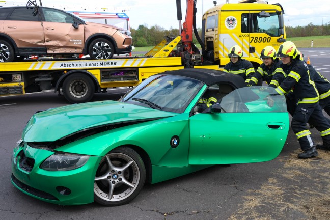 Auto �berschlagen: Schwerer Kreuzungscrash auf Wiener Stra�e in H�rsching beziehungsweise Traun