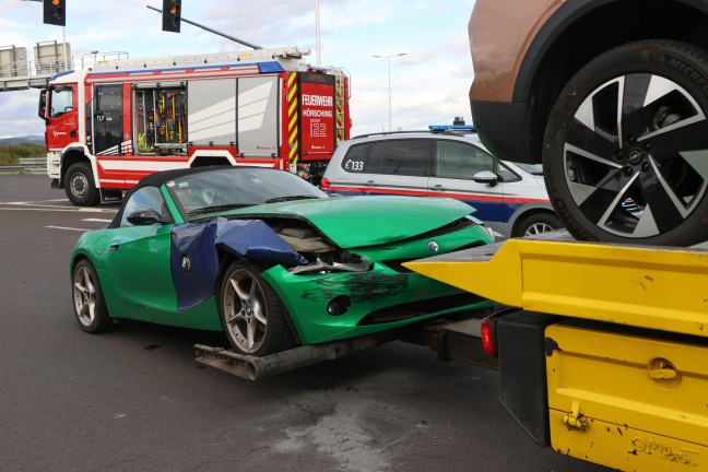 Auto �berschlagen: Schwerer Kreuzungscrash auf Wiener Stra�e in H�rsching beziehungsweise Traun