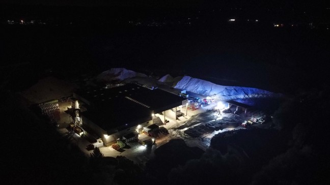 Brand bei einem Recyclingunternehmen in Ohlsdorf besch�ftigte Einsatzkr�fte der Feuerwehr