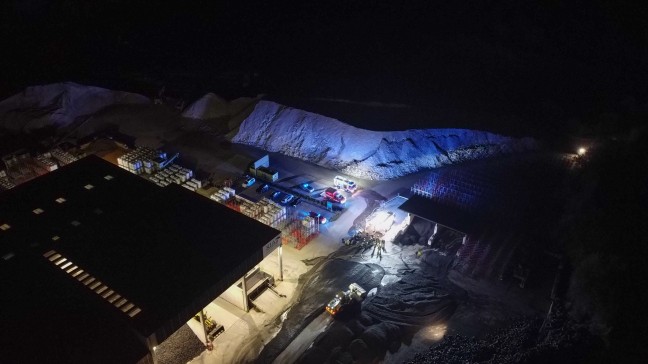 Brand bei einem Recyclingunternehmen in Ohlsdorf besch�ftigte Einsatzkr�fte der Feuerwehr