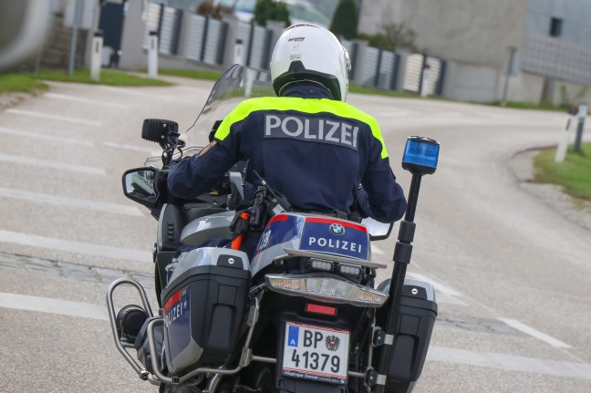 Kreuzungscrash zweier PKW in Steinerkirchen an der Traun endet glimpflich