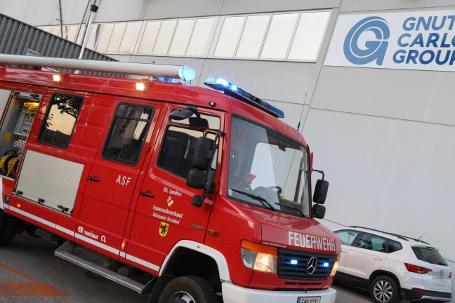 Feuerwehr bei Brand einer Maschine bei einem Industriebetrieb in Kirchdorf an der Krems im Einsatz