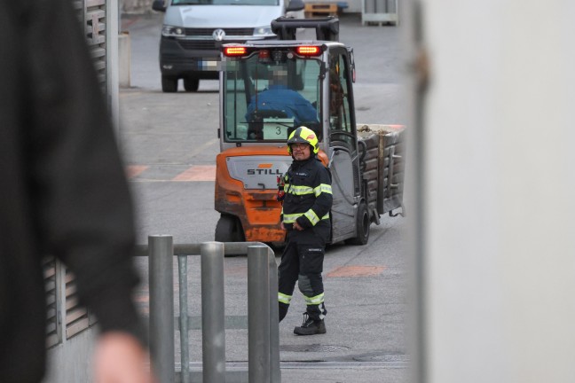 Feuerwehr bei Brand einer Maschine bei einem Industriebetrieb in Kirchdorf an der Krems im Einsatz