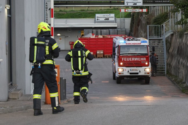 Feuerwehr bei Brand einer Maschine bei einem Industriebetrieb in Kirchdorf an der Krems im Einsatz