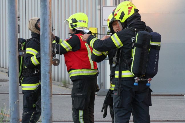Feuerwehr bei Brand einer Maschine bei einem Industriebetrieb in Kirchdorf an der Krems im Einsatz