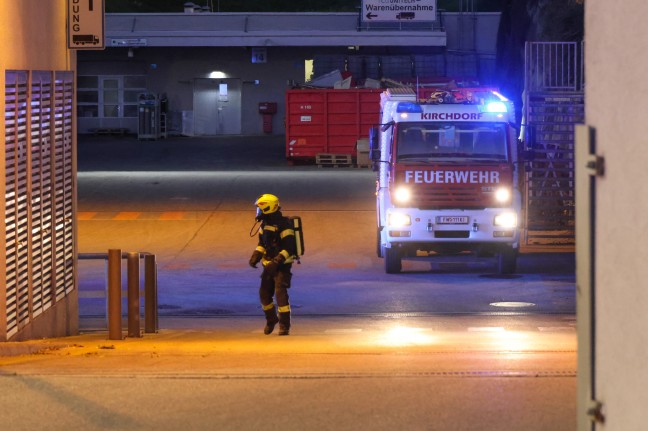 Feuerwehr bei Brand einer Maschine bei einem Industriebetrieb in Kirchdorf an der Krems im Einsatz