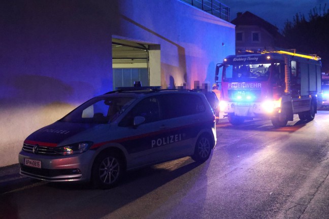 Personenrettung: PKW-Lenker in Kirchberg-Thening in Garage in einem Auto eingeschlossen