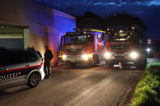 Personenrettung: PKW-Lenker in Kirchberg-Thening in Garage in einem Auto eingeschlossen