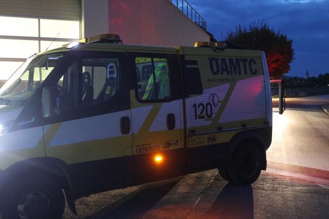 Personenrettung: PKW-Lenker in Kirchberg-Thening in Garage in einem Auto eingeschlossen