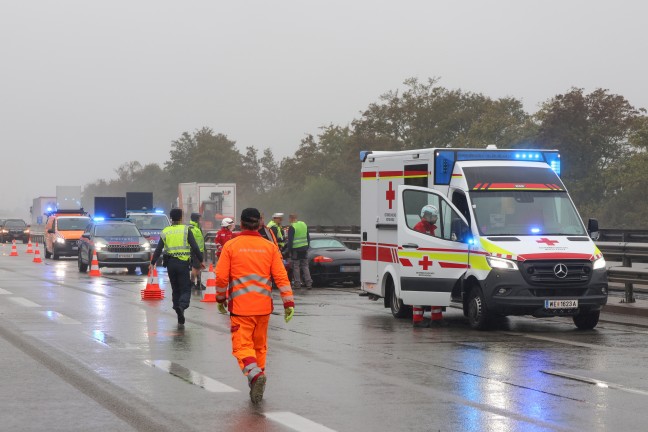 Personenrettung nach schwerem Verkehrsunfall auf Welser Autobahn bei Wels-Puchberg
