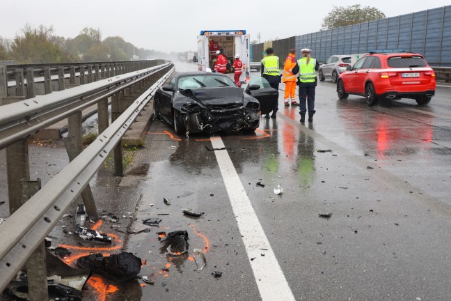 Personenrettung nach schwerem Verkehrsunfall auf Welser Autobahn bei Wels-Puchberg