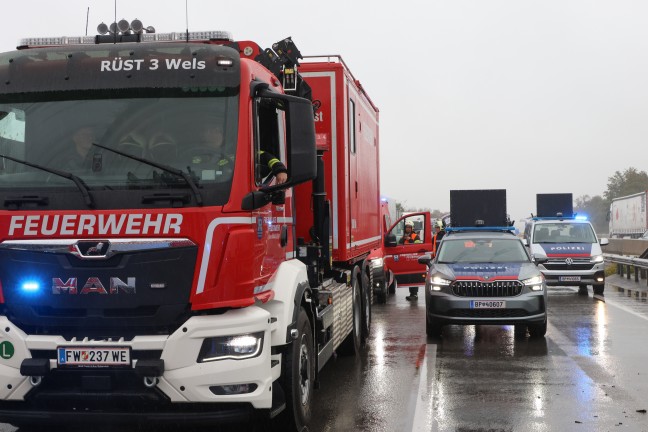 Personenrettung nach schwerem Verkehrsunfall auf Welser Autobahn bei Wels-Puchberg