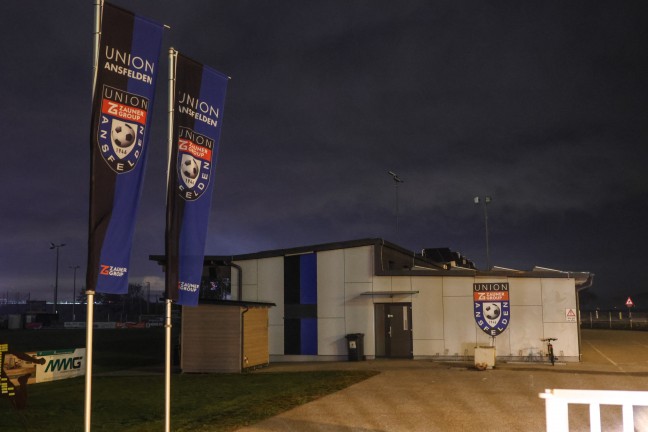 Vier Feuerwehren zu Brand im WC-Bereich eines Sportplatzes in Ansfelden alarmiert