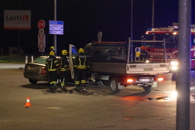 Schwere Kreuzungskollision zwischen PKW und Pritschenwagen auf Wallerner Stra�e in Eferding