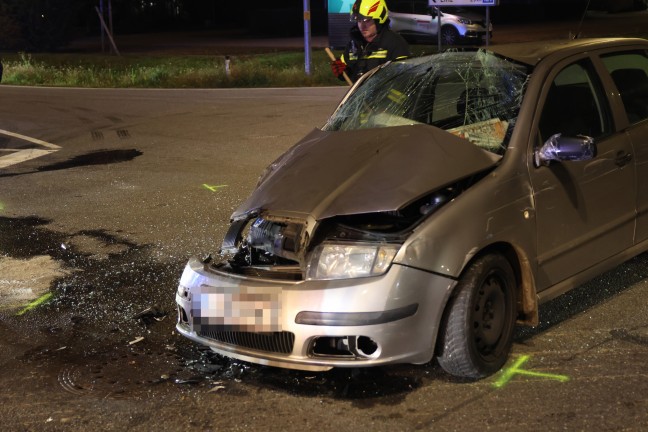 Schwere Kreuzungskollision zwischen PKW und Pritschenwagen auf Wallerner Stra�e in Eferding