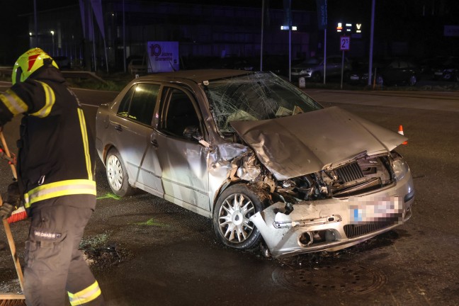 Schwere Kreuzungskollision zwischen PKW und Pritschenwagen auf Wallerner Stra�e in Eferding