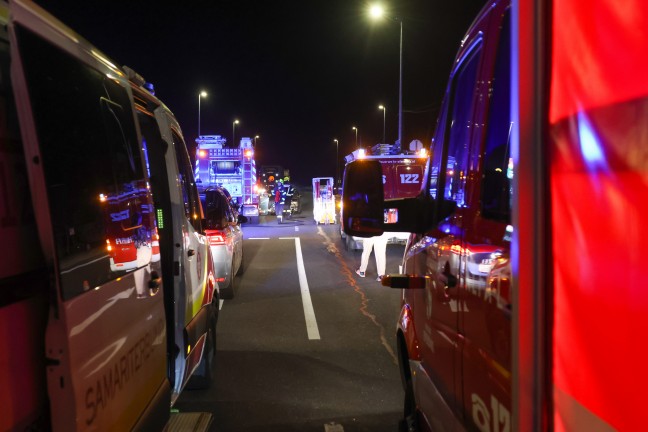 Schwere Kreuzungskollision zwischen PKW und Pritschenwagen auf Wallerner Stra�e in Eferding
