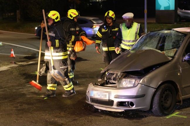 Schwere Kreuzungskollision zwischen PKW und Pritschenwagen auf Wallerner Stra�e in Eferding