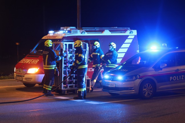 Schwere Kreuzungskollision zwischen PKW und Pritschenwagen auf Wallerner Stra�e in Eferding